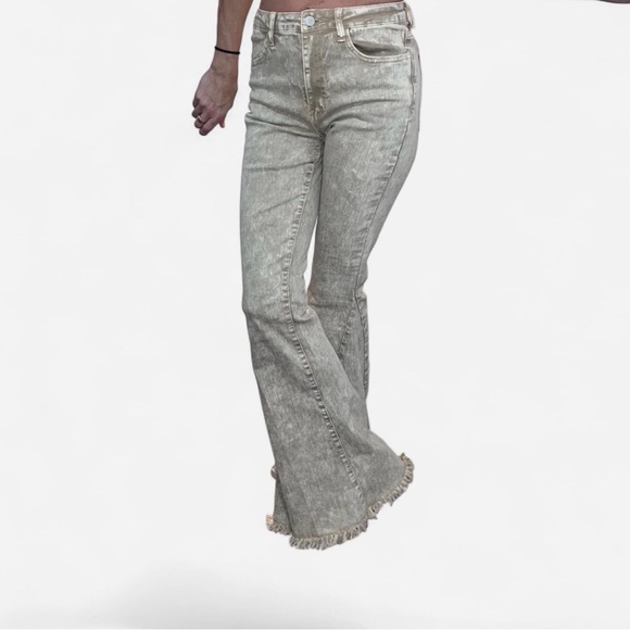 Sunland 17 Frayed Hem Tan Washed Flare Jeans (LONG!!) Size M - Picture 4 of 9